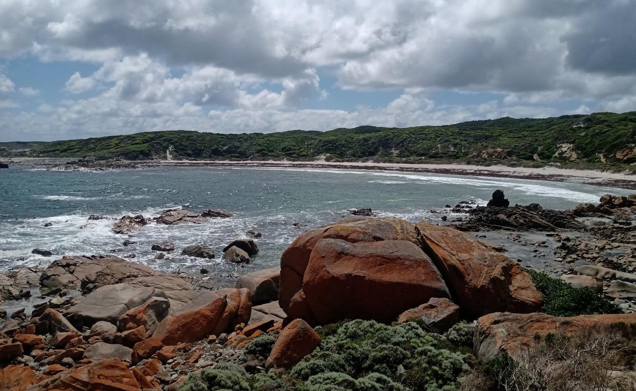 Photo de British Admiral Beach avec sable beige de surface