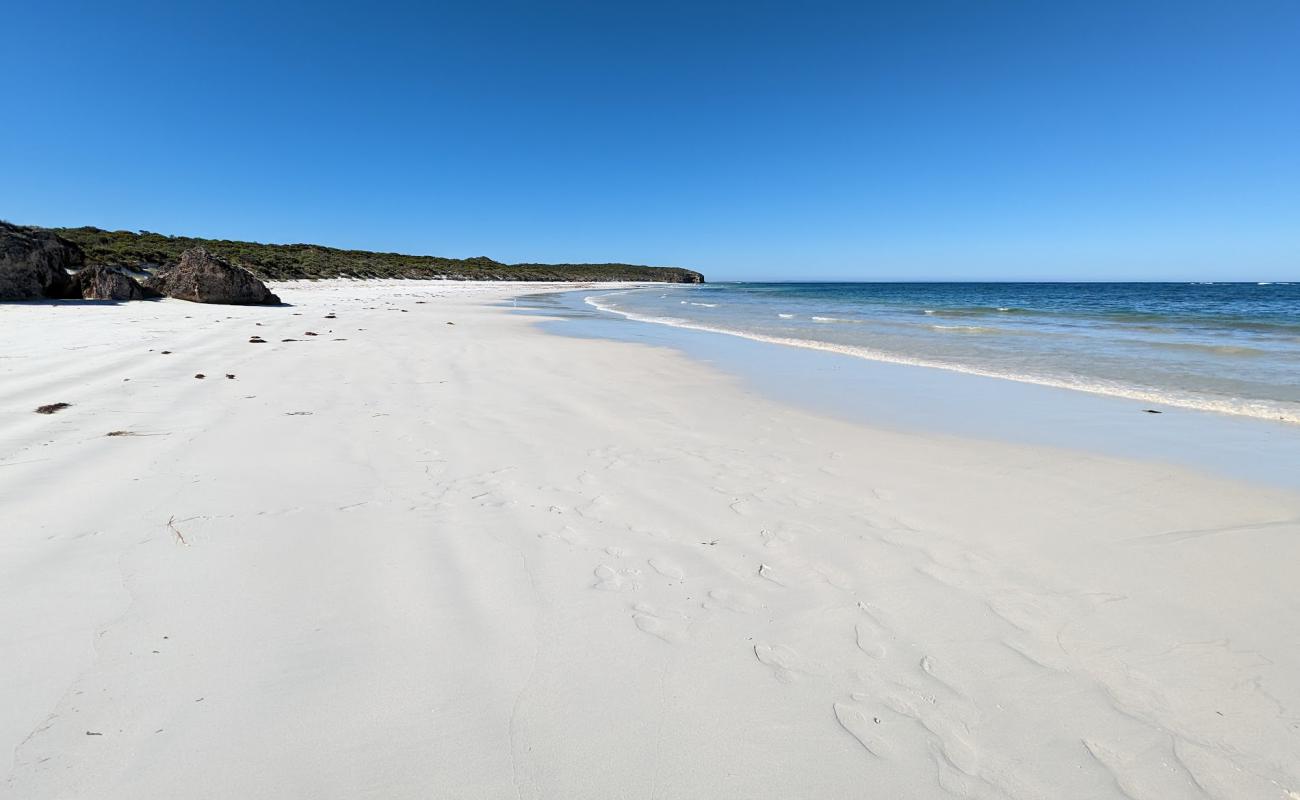 Photo de Wheaton's Beach avec sable blanc de surface