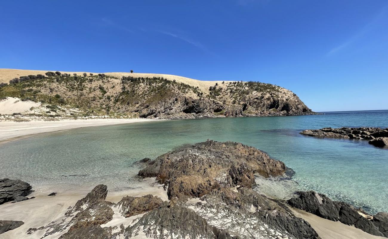 Photo de Western River Beach avec sable beige de surface
