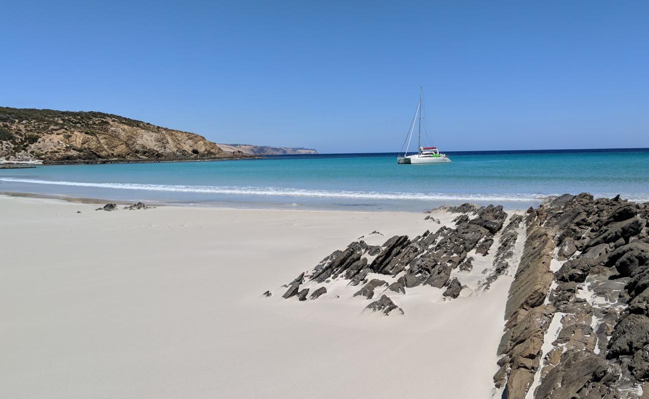 Photo de King George Beach avec sable blanc de surface
