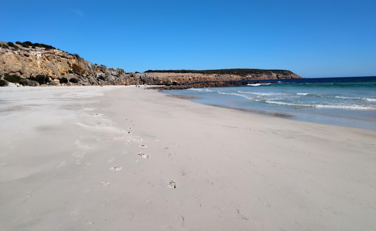 Photo de Stokes Bay Beach avec sable beige de surface