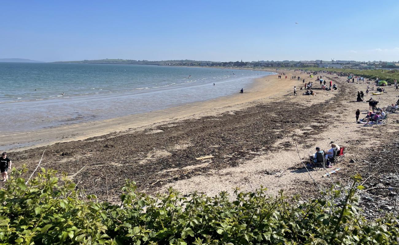 Photo de Skerries Beach avec sable lumineux de surface