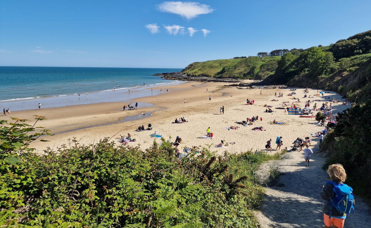 Photo de Magheramore Beach avec sable fin et lumineux de surface