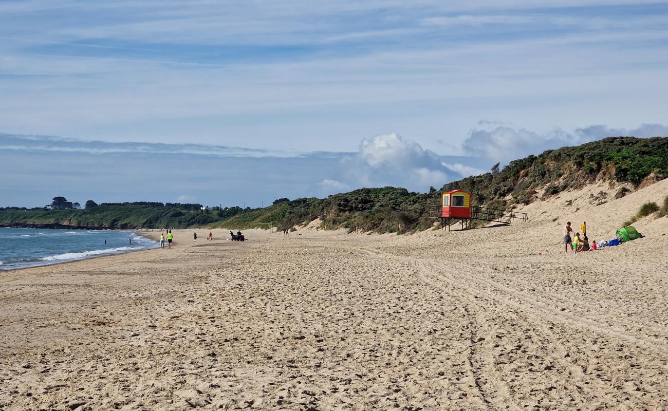 Photo de Brittas Bay Beach avec sable lumineux de surface