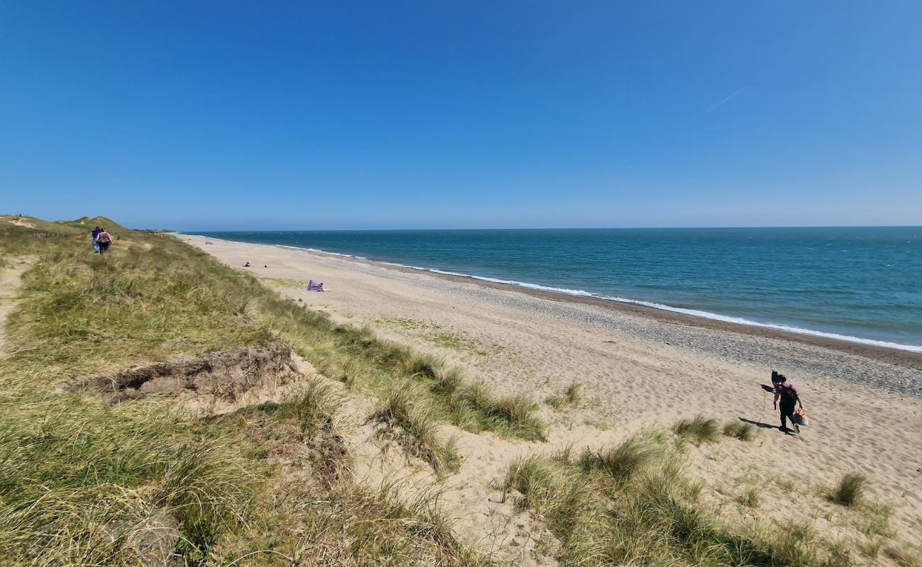 Photo de Sallymount Bay Beach avec sable lumineux de surface