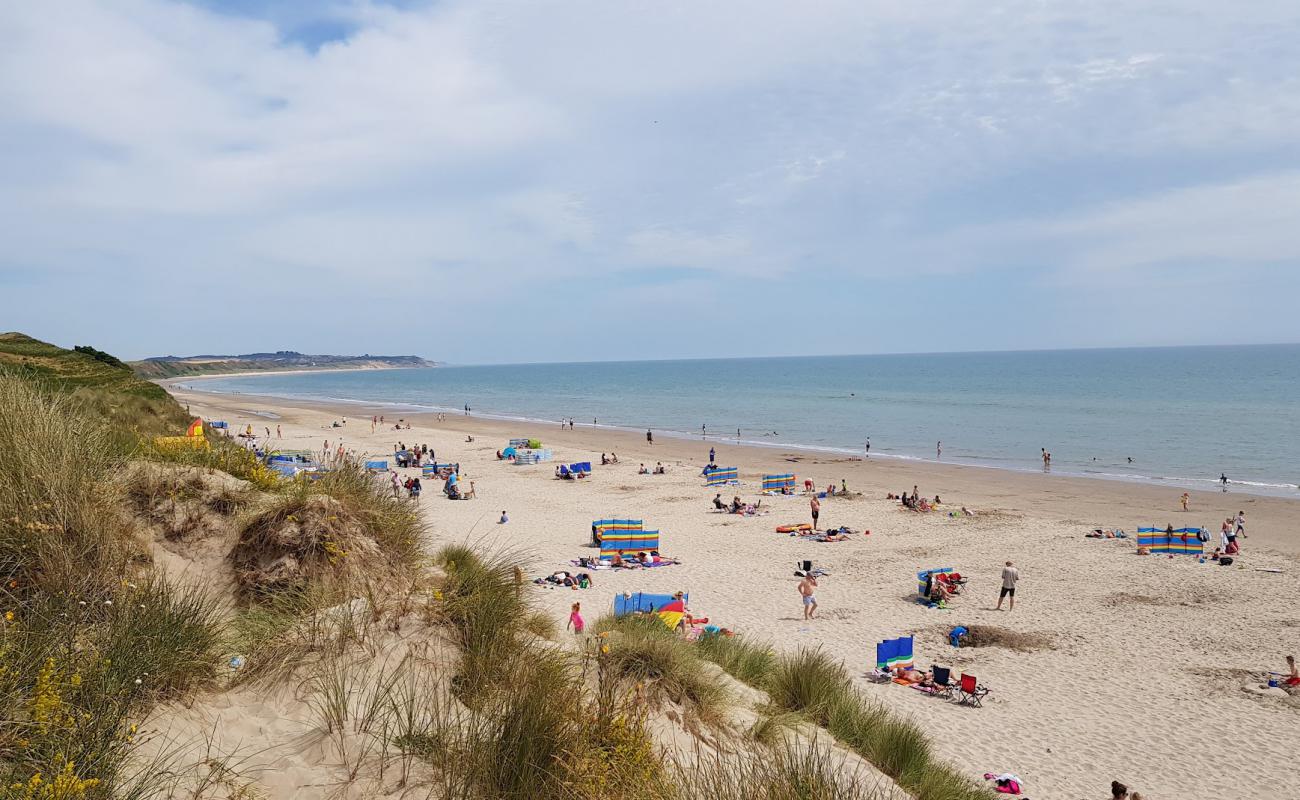 Photo de Ballinesker Beach avec sable lumineux de surface