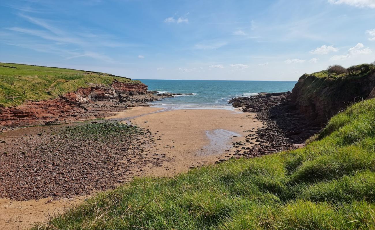 Photo de Rathmoylan Cove Beach avec sable clair avec caillou de surface