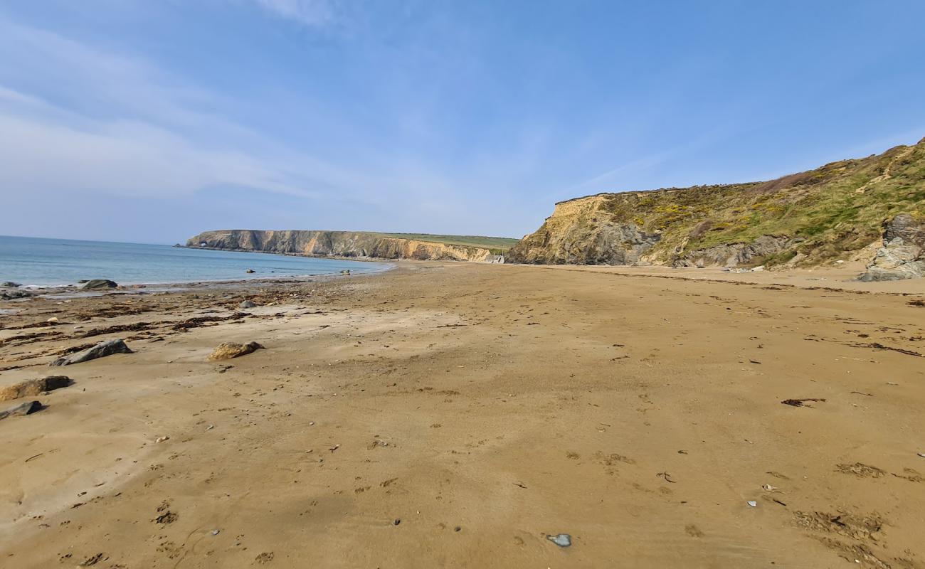 Photo de Kilfarrasy Beach avec sable clair avec caillou de surface