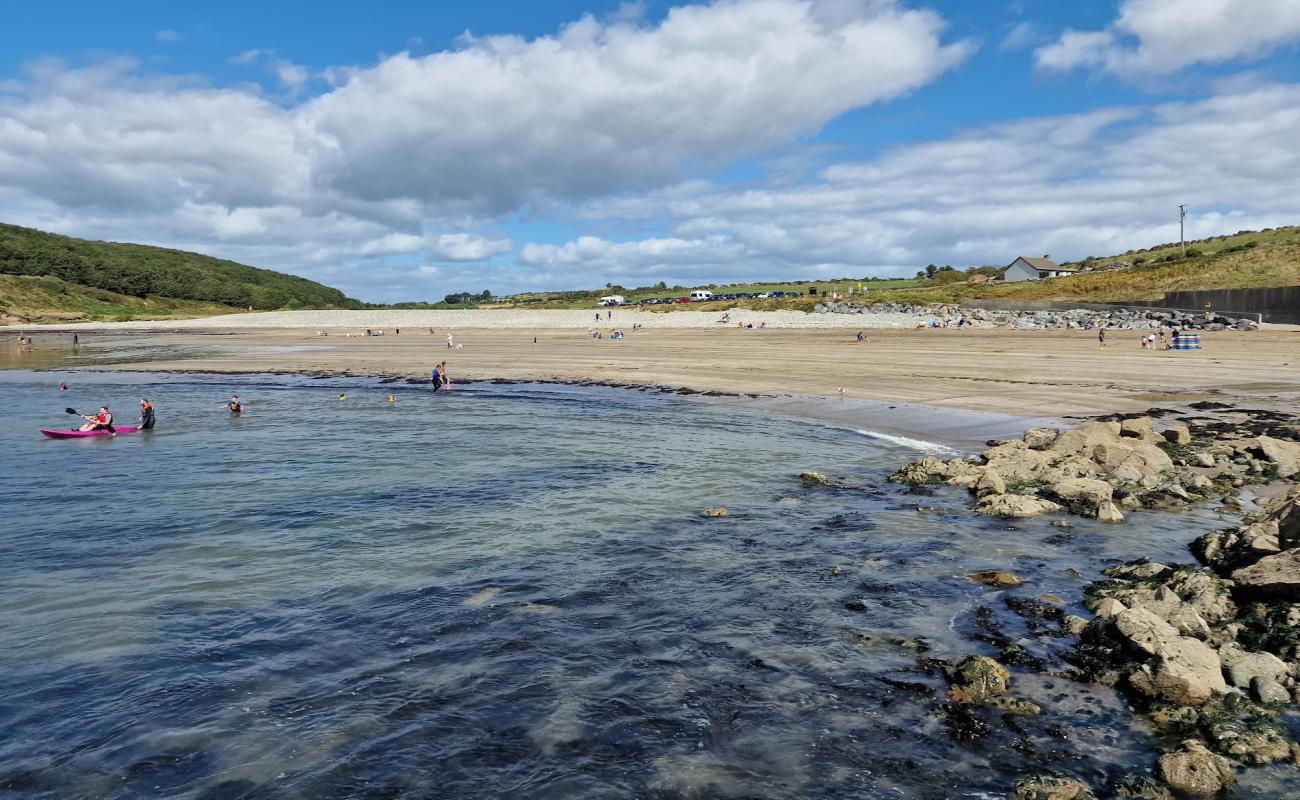 Photo de Kilmurrin Beach avec sable clair avec caillou de surface