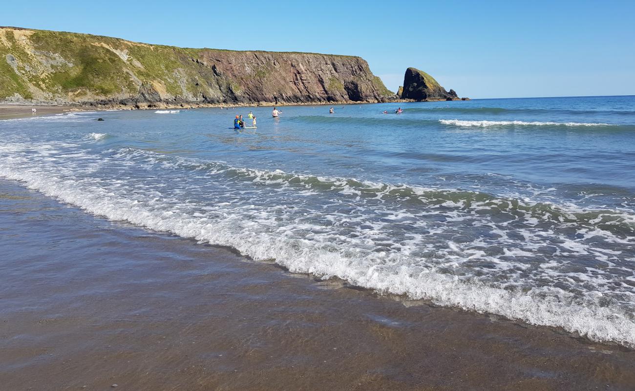 Photo de Ballydowane Beach avec sable beige & galets de surface