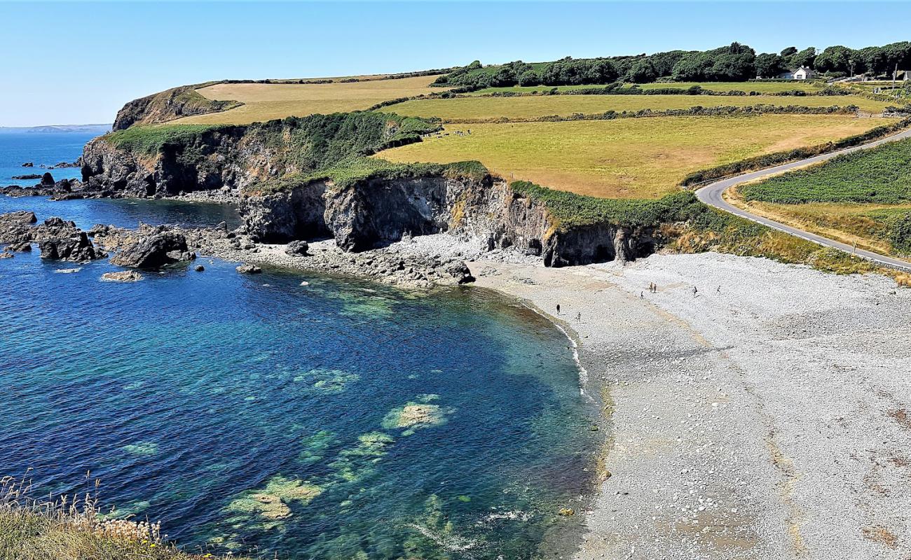 Photo de Ballyvooney Cove Beach avec sable clair avec caillou de surface