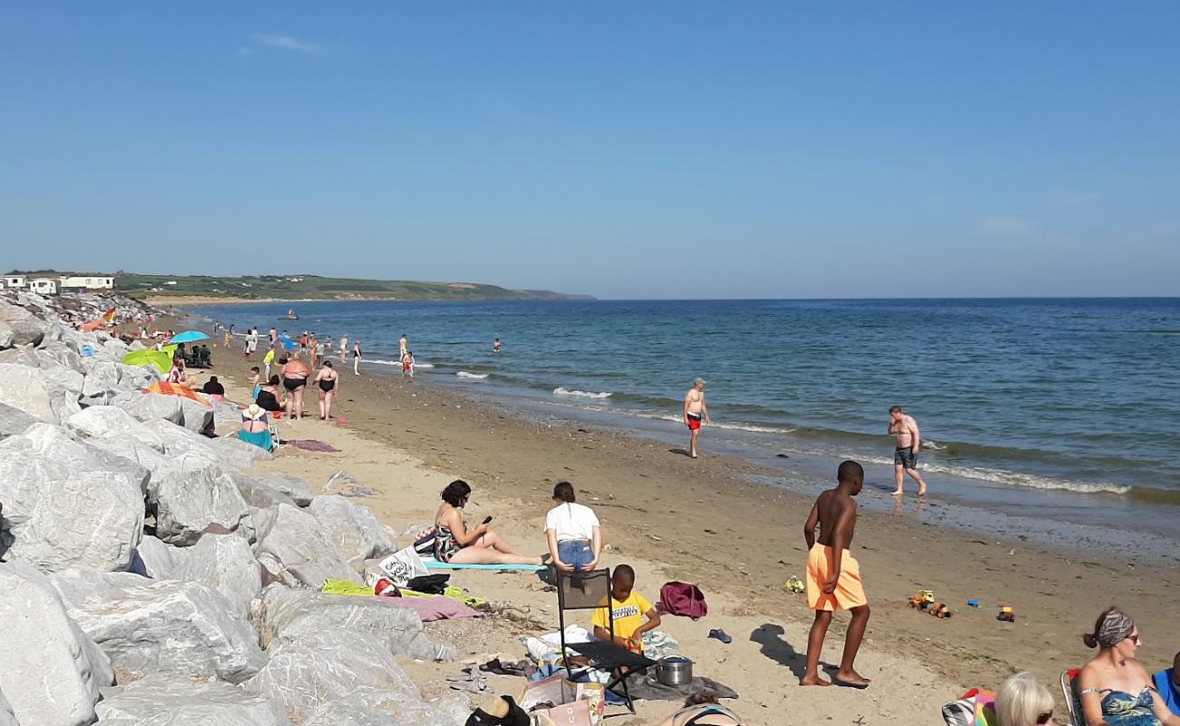 Photo de Garryvoe Beach avec sable beige & galets de surface