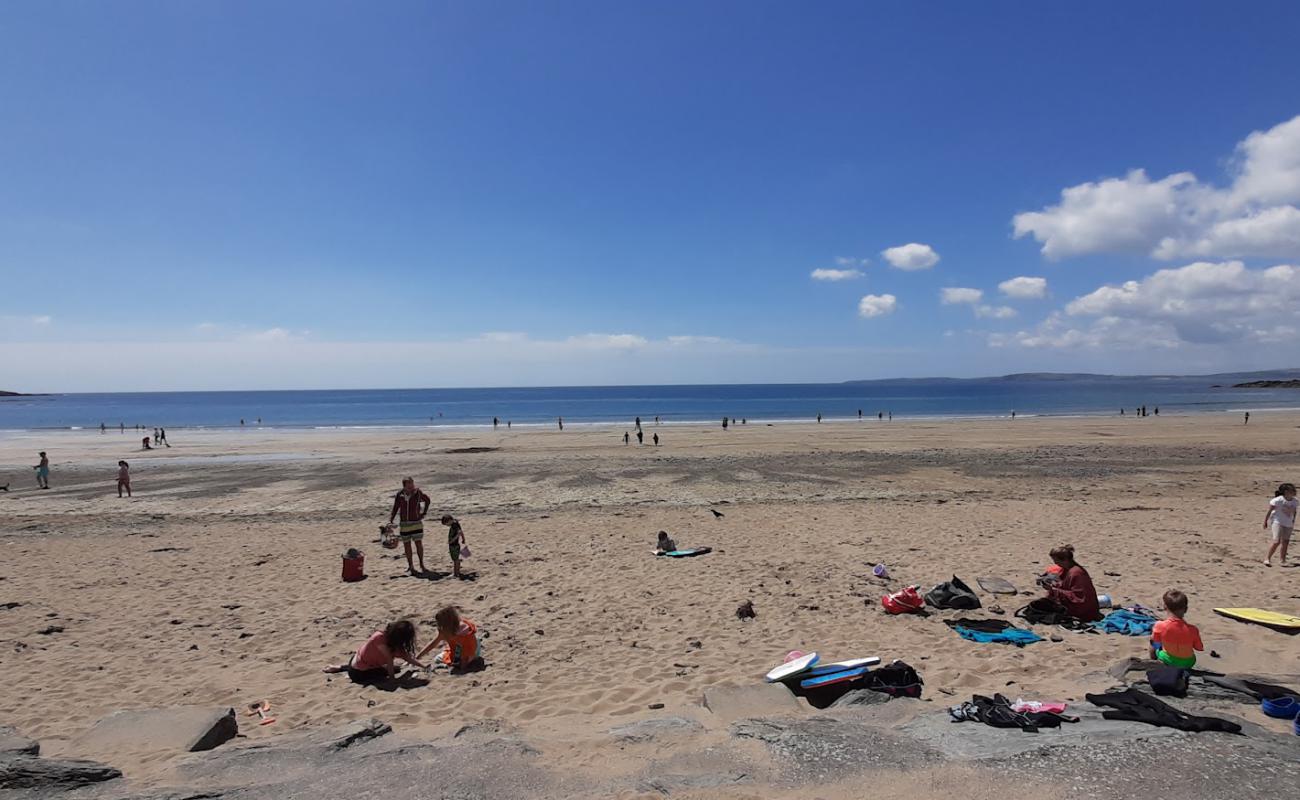 Photo de Garylucas Beach avec sable beige de surface