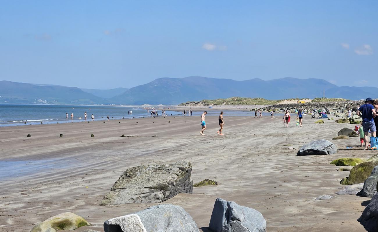 Photo de Rossbeigh Beach avec sable beige & galets de surface