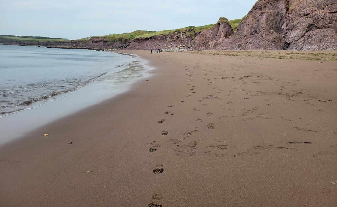 Photo de Kinard Beach avec sable brillant et rochers de surface