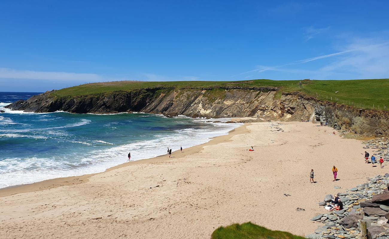 Photo de Clogher Beach avec sable lumineux de surface