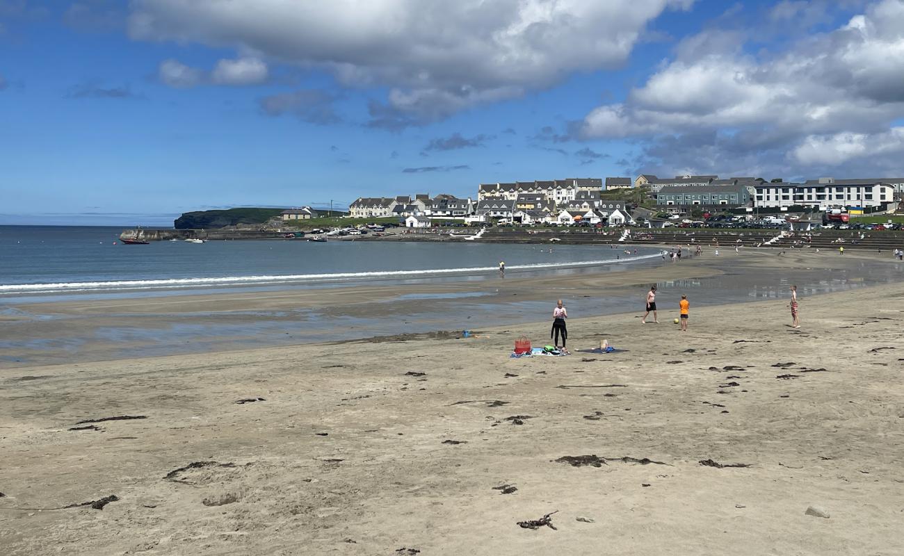 Photo de Kilkee Bay Beach avec sable beige de surface
