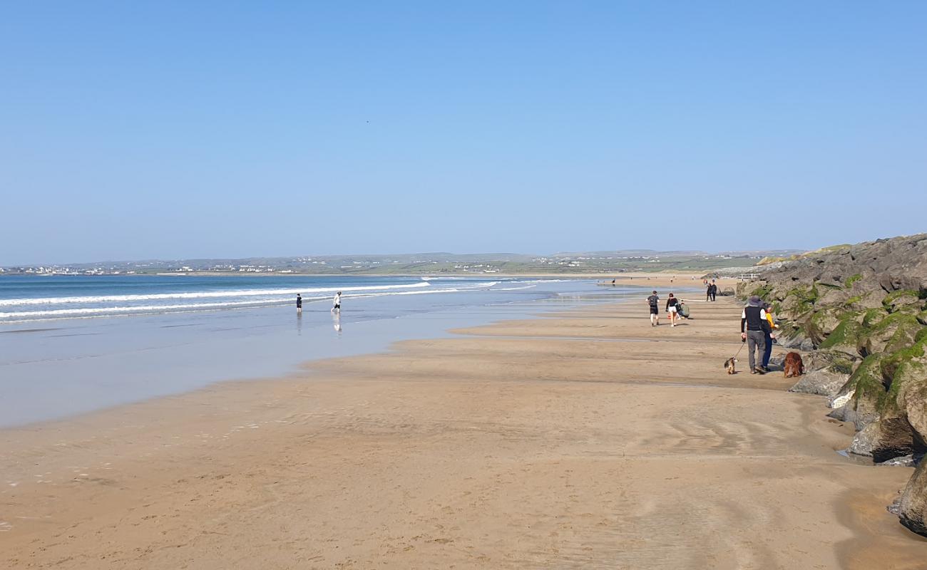 Photo de Lahinch Beach avec sable beige fin de surface