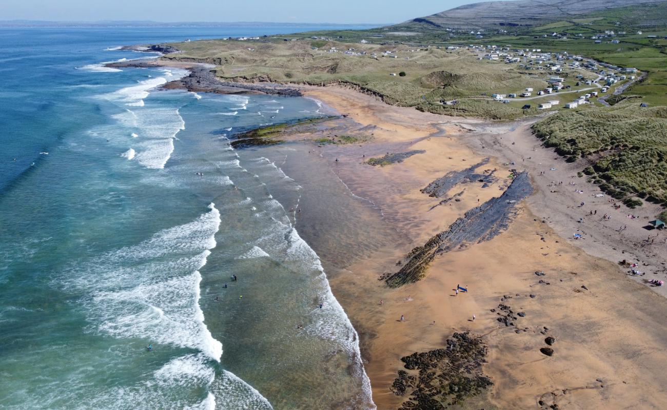 Photo de Fanore Beach avec sable lumineux de surface