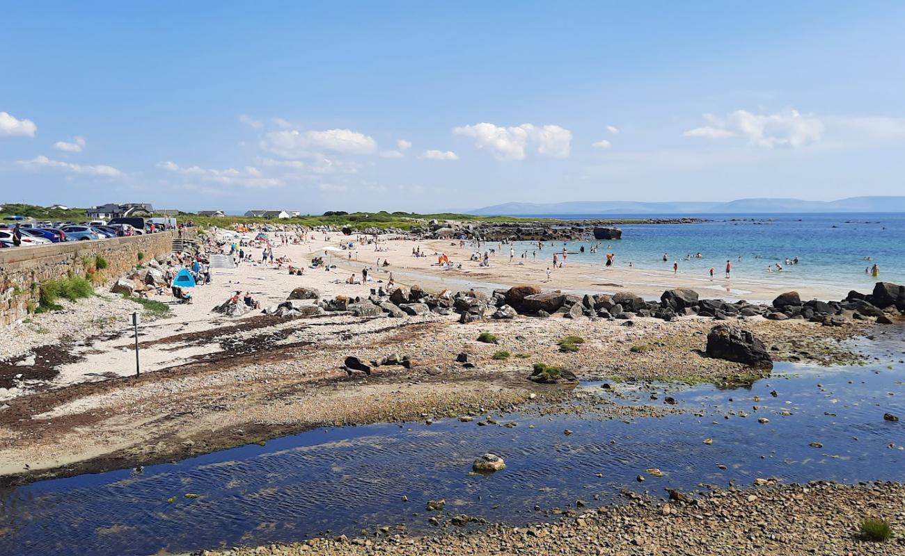 Photo de Na Forbacha Beach avec sable beige de surface