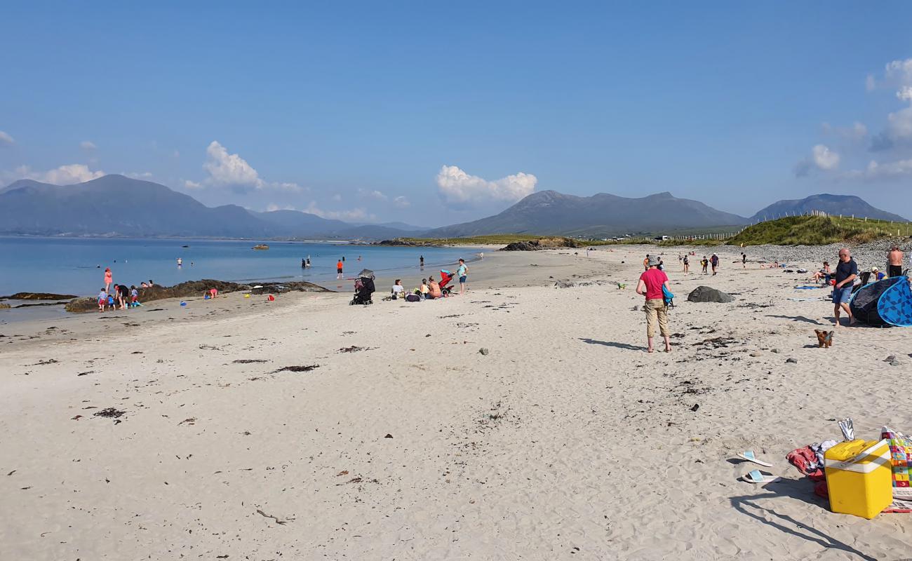 Photo de Renvyle Beach avec sable beige de surface