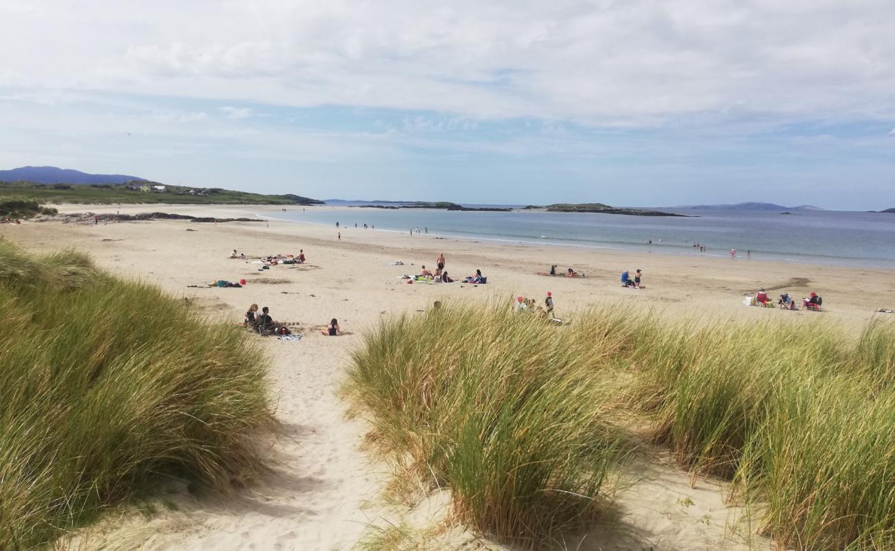 Photo de Glassiluan Beach avec sable beige de surface