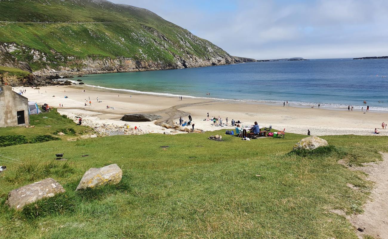 Photo de Keem Beach avec sable lumineux de surface