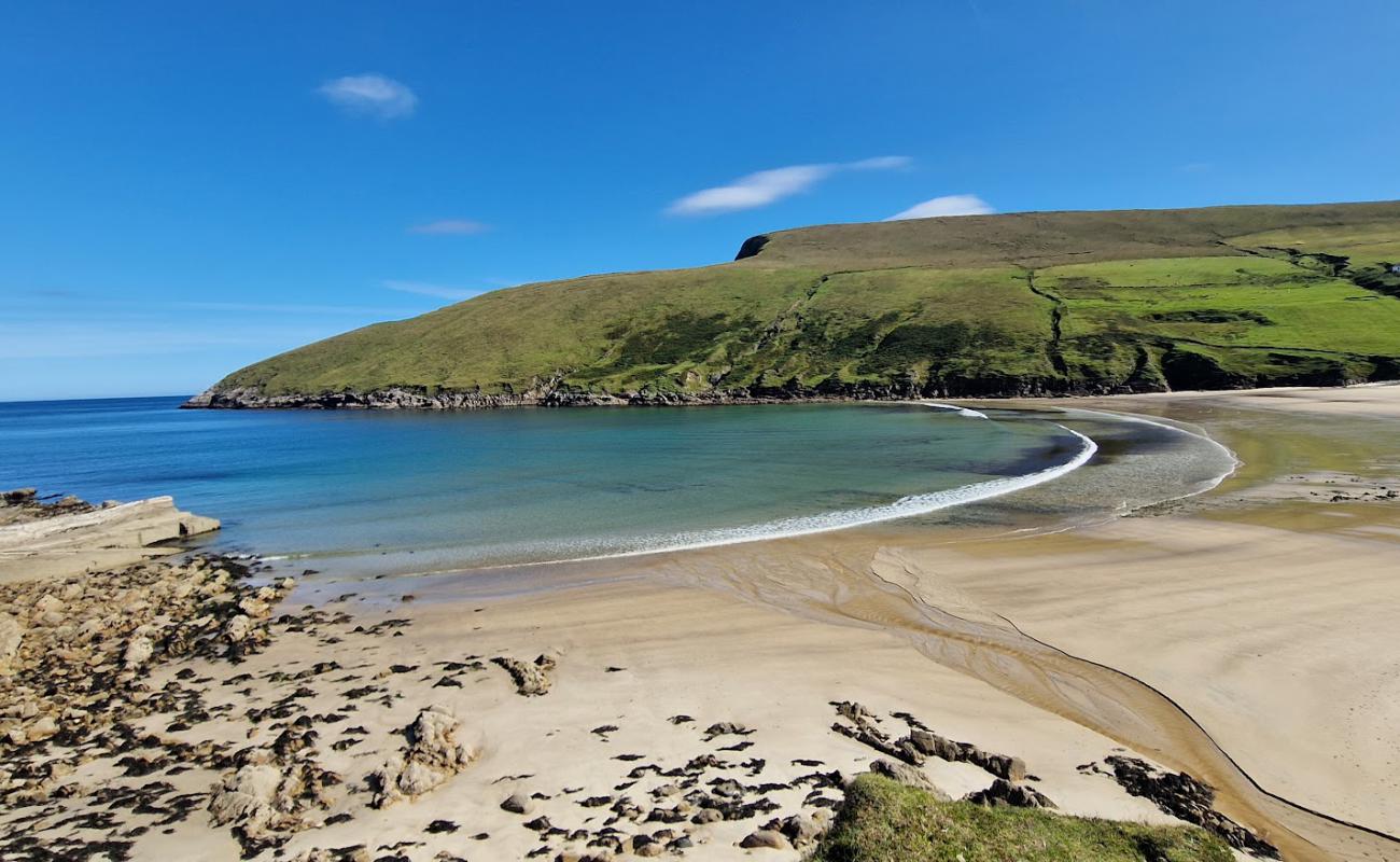 Photo de Portacloy Beach avec sable clair avec caillou de surface