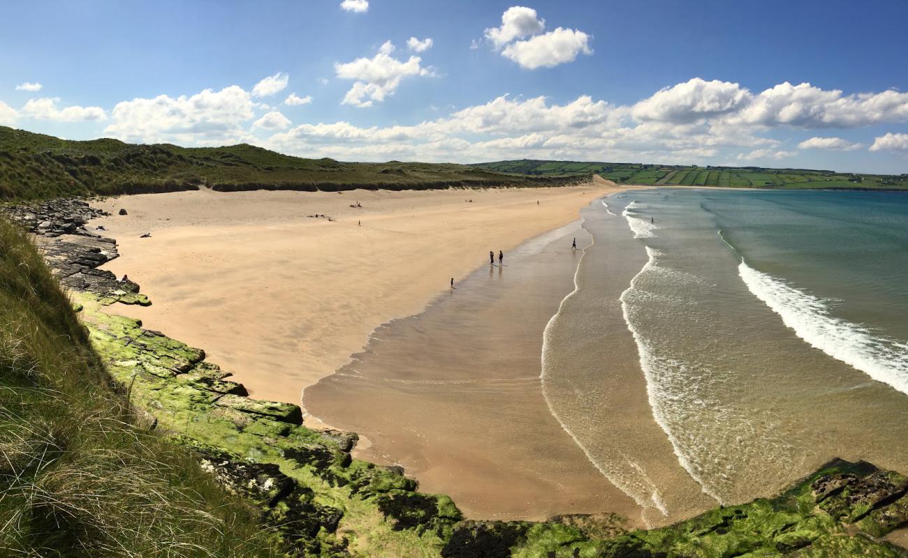 Photo de Carrowmore Beach avec sable lumineux de surface