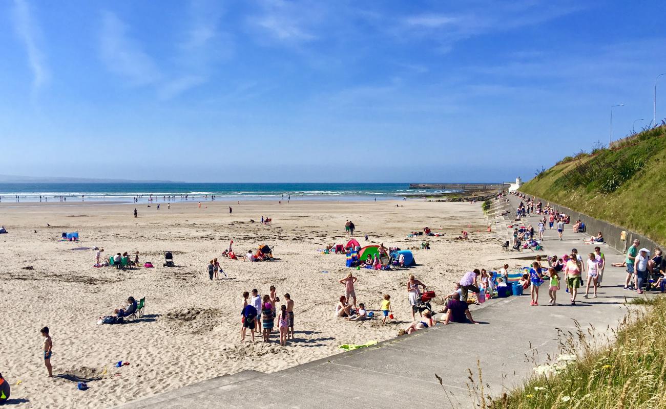 Photo de Enniscrone Beach avec sable lumineux de surface