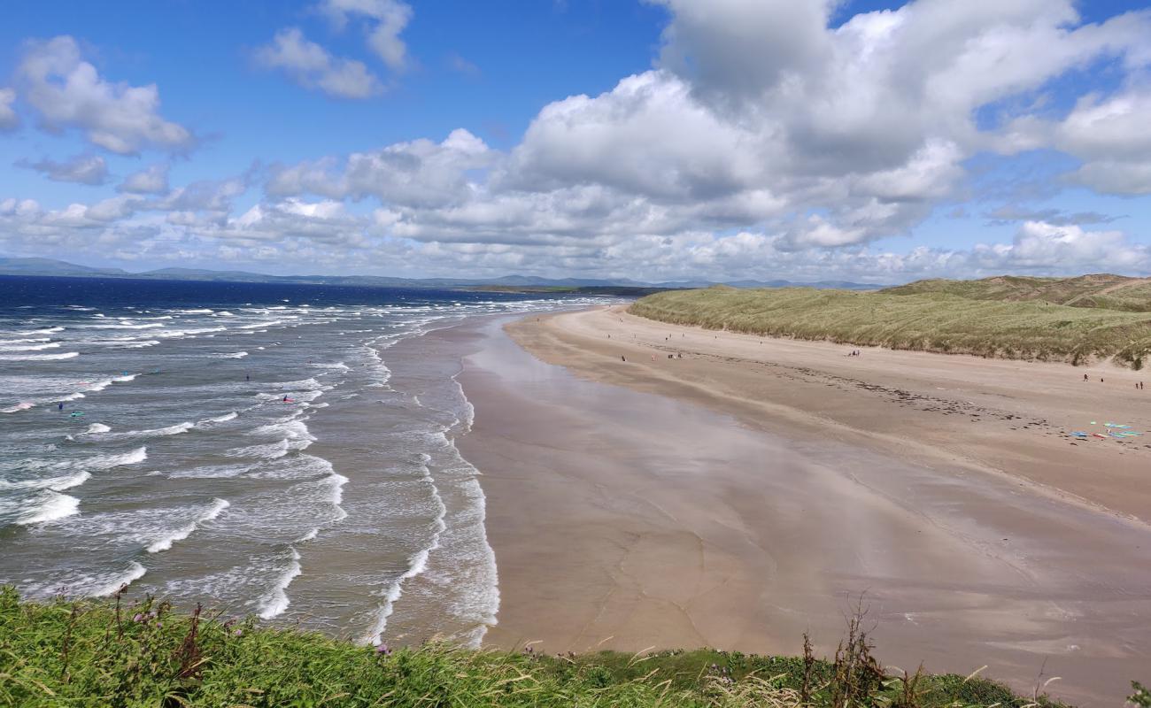 Photo de Tullan Beach avec sable fin et lumineux de surface