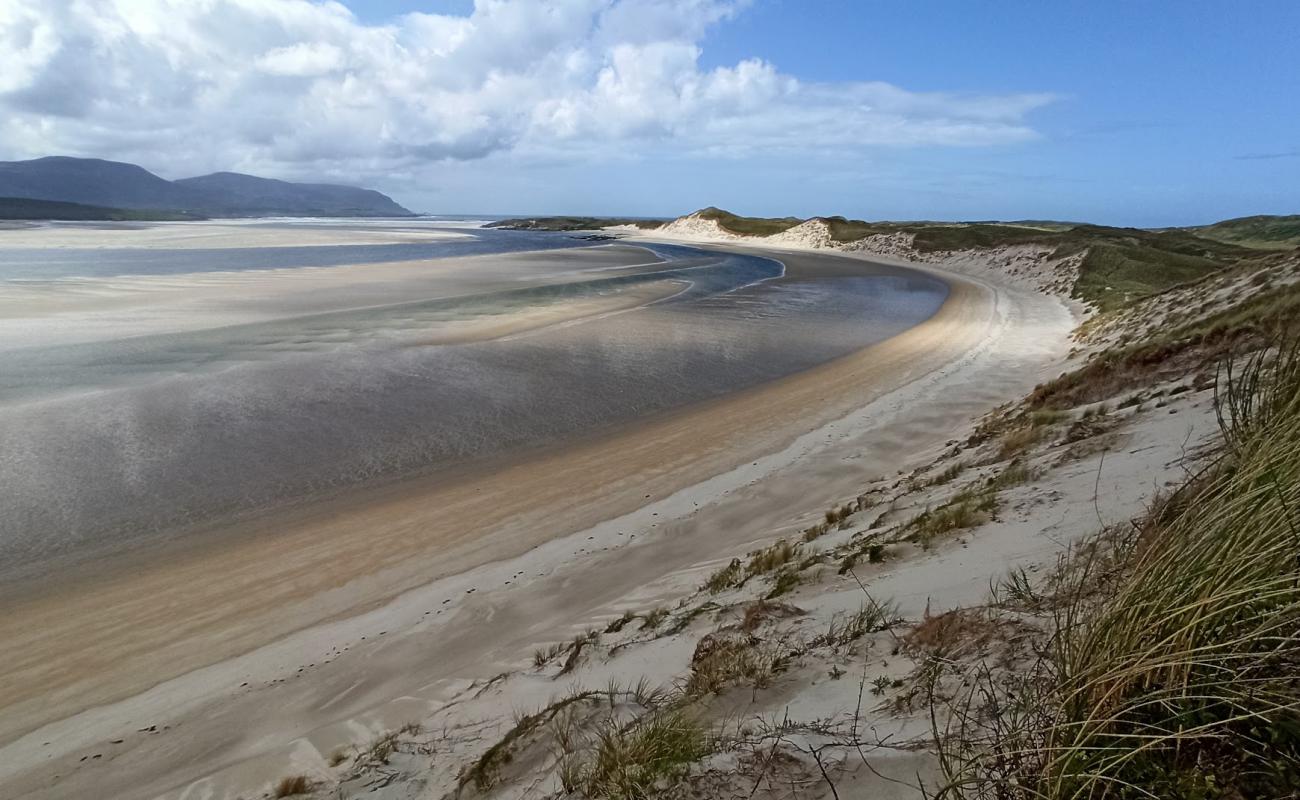 Photo de Ballinreavy Beach avec sable lumineux de surface