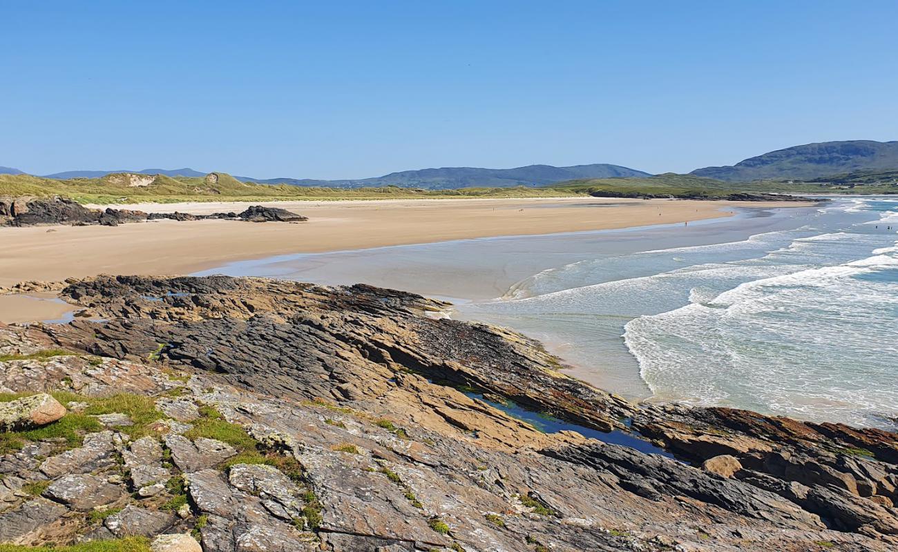 Photo de Tramore Beach avec sable lumineux de surface