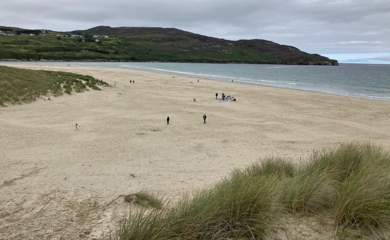 Photo de Killahoey Beach avec sable beige fin de surface