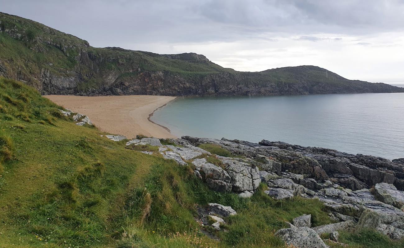 Photo de Melmore Beach avec sable lumineux de surface