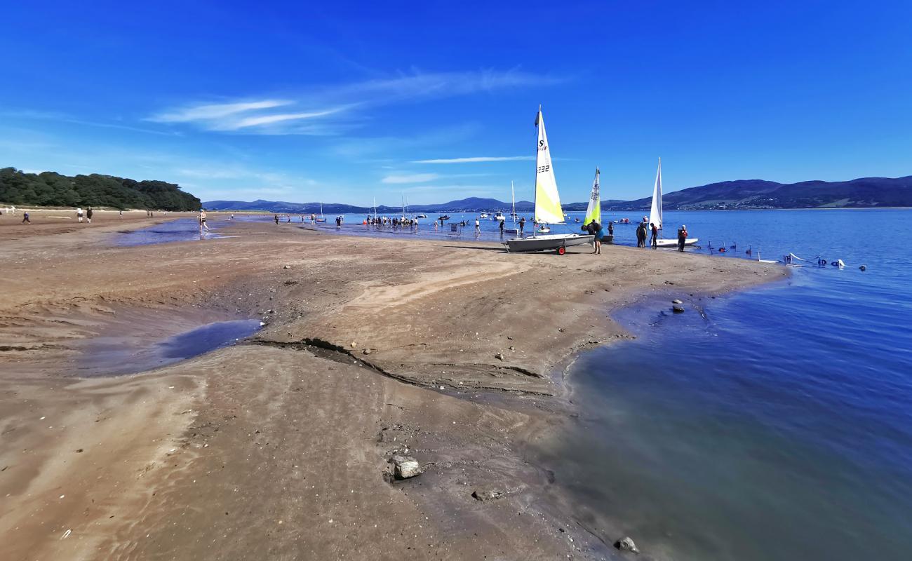 Photo de Rathmullan Beach avec sable lumineux de surface