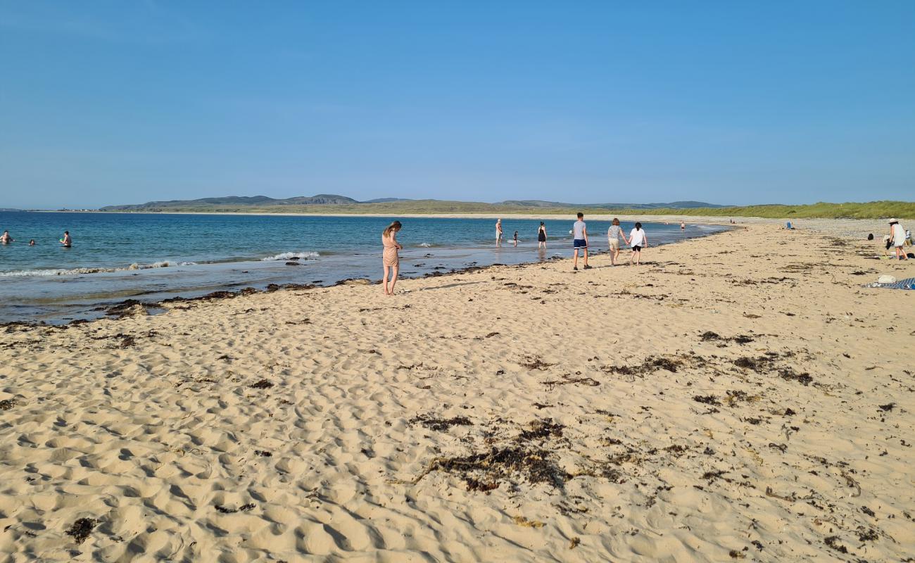 Photo de Pollan Beach avec sable clair avec caillou de surface