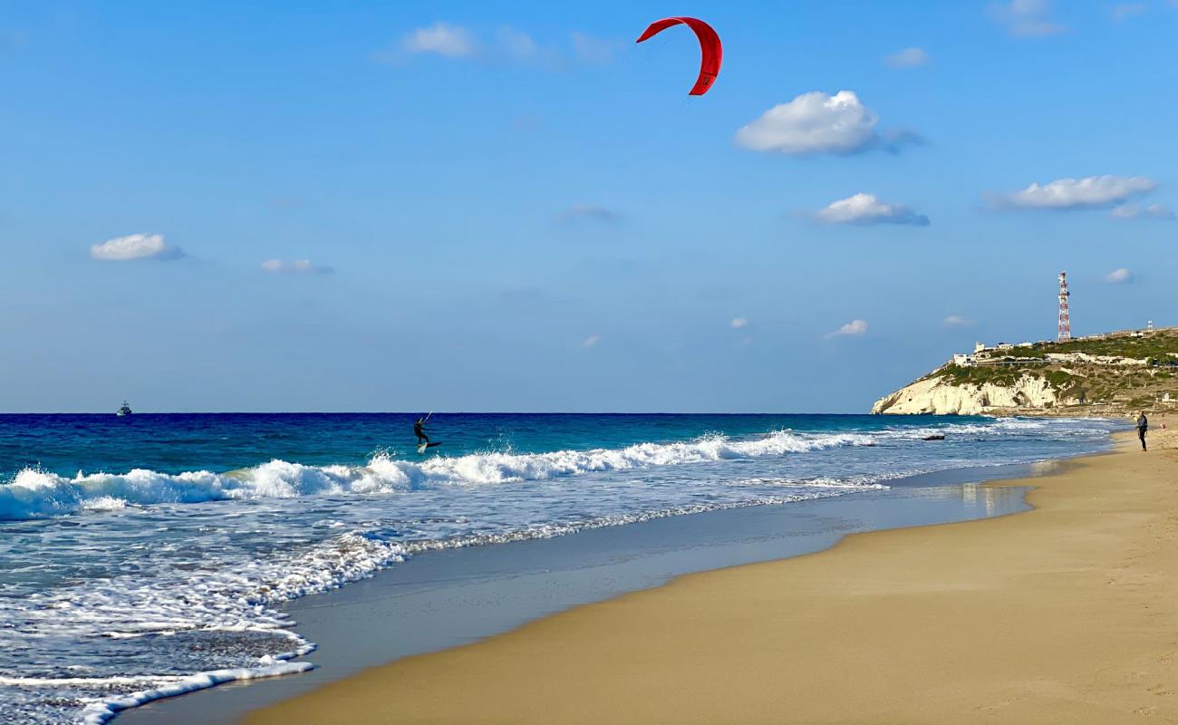 Photo de Yefet's beach avec sable lumineux de surface