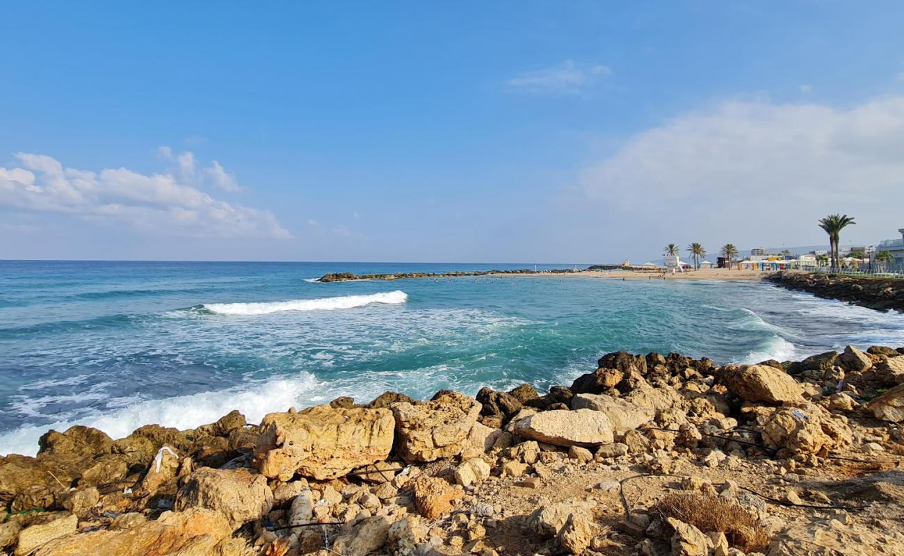 Photo de Galei Galil beach avec sable lumineux de surface