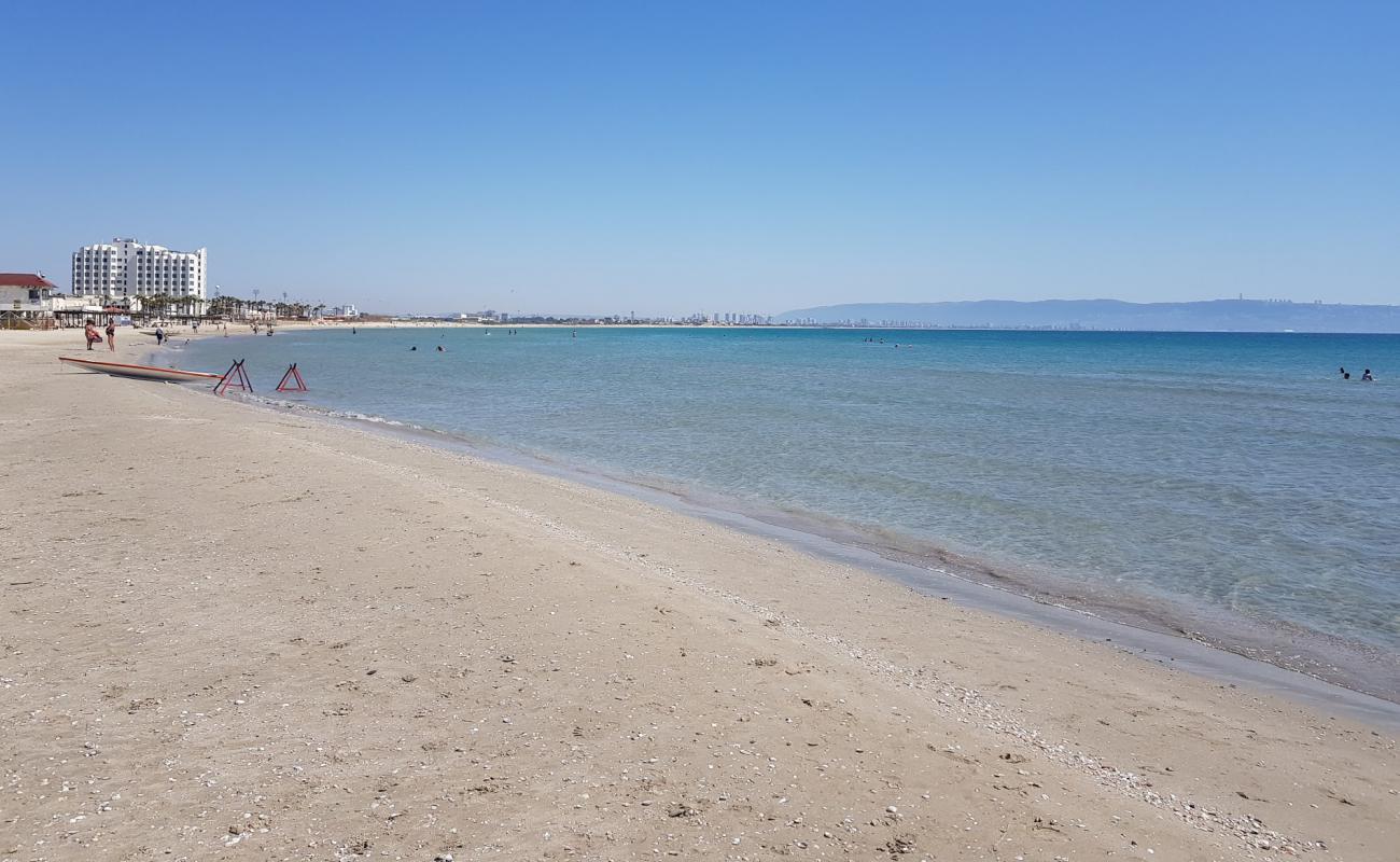 Photo de Argaman beach avec sable lumineux de surface