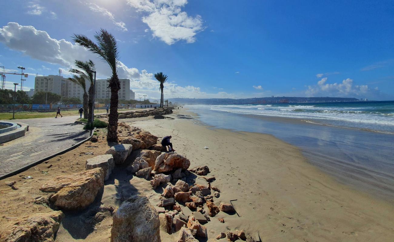 Photo de Zvulun beach avec sable lumineux de surface