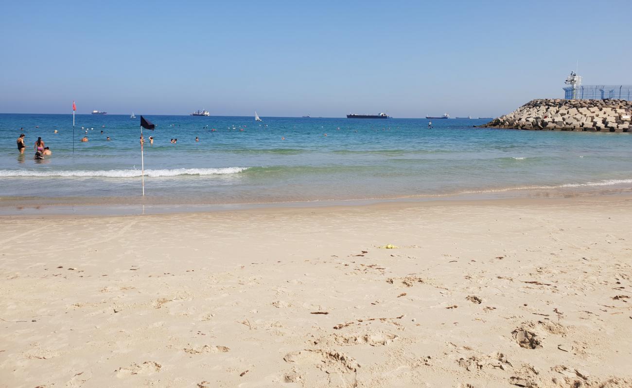 Photo de The Quiet beach avec sable lumineux de surface