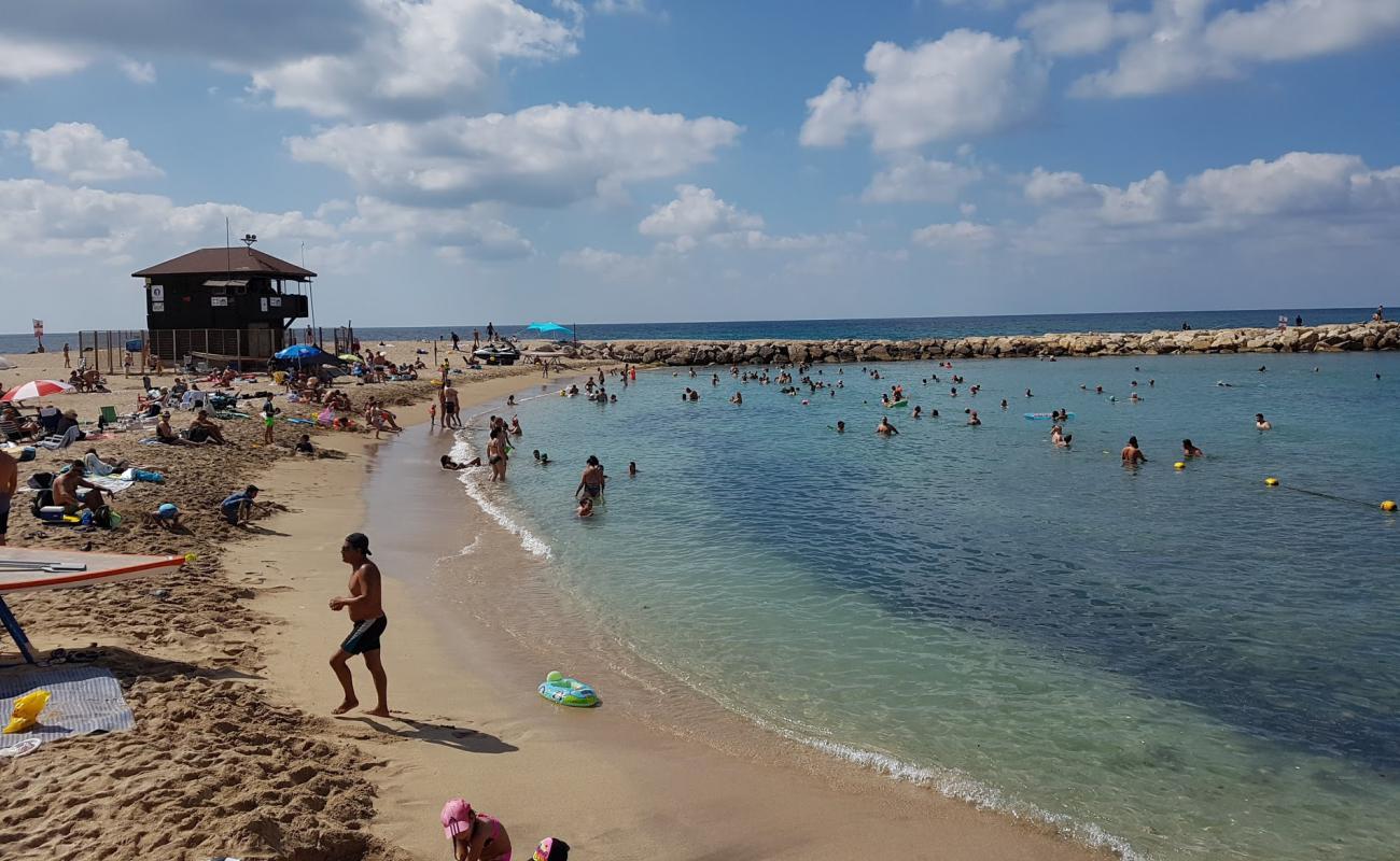 Photo de Bat Galim beach avec sable lumineux de surface