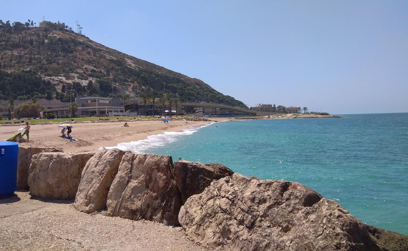 Photo de Yigal Amster beach avec sable lumineux de surface