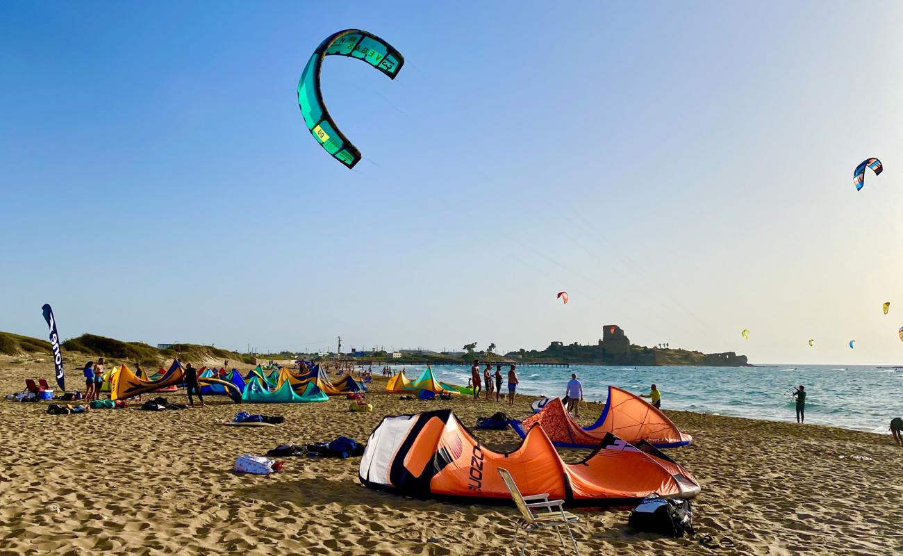 Photo de Atlit beach avec sable lumineux de surface