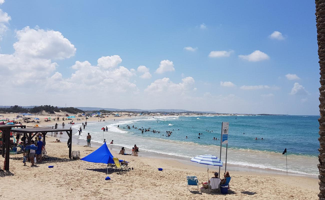 Photo de Neve Yam beach avec sable lumineux de surface