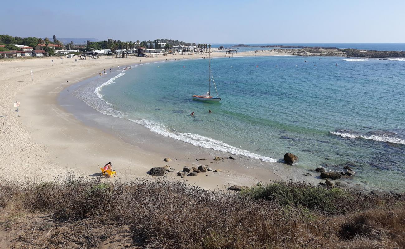 Photo de Dor beach avec sable lumineux de surface