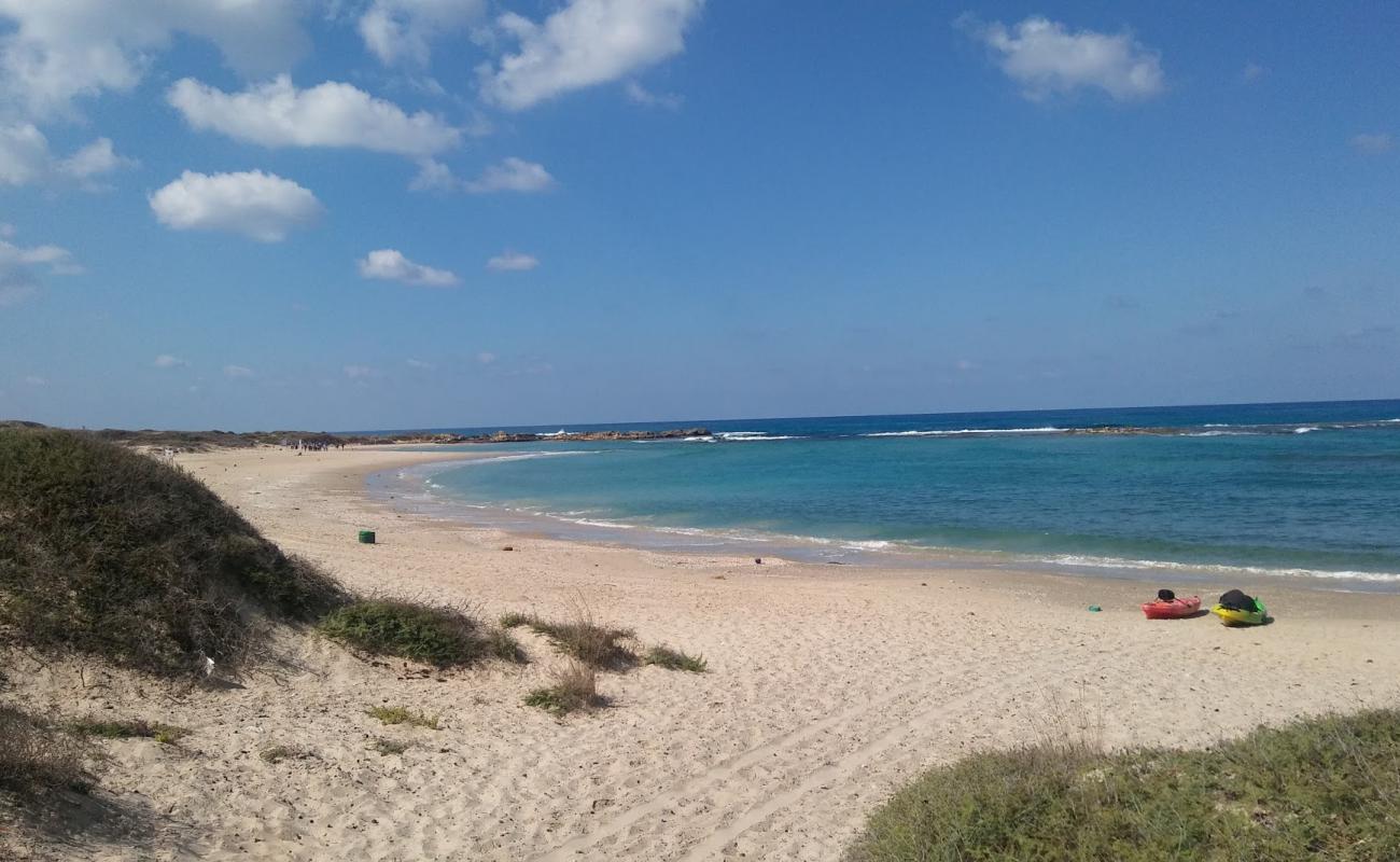 Photo de Hofami beach avec sable fin et lumineux de surface