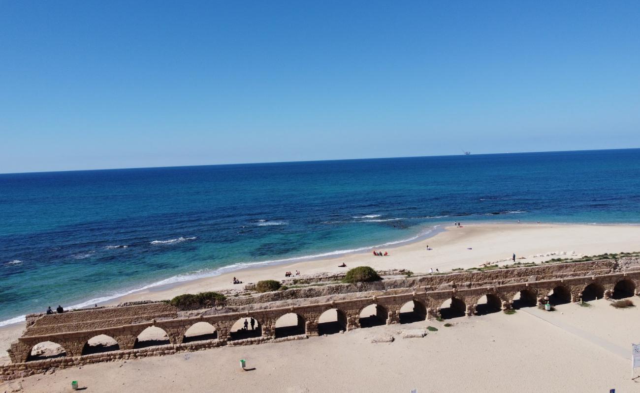 Photo de Caesarea beach avec sable lumineux de surface