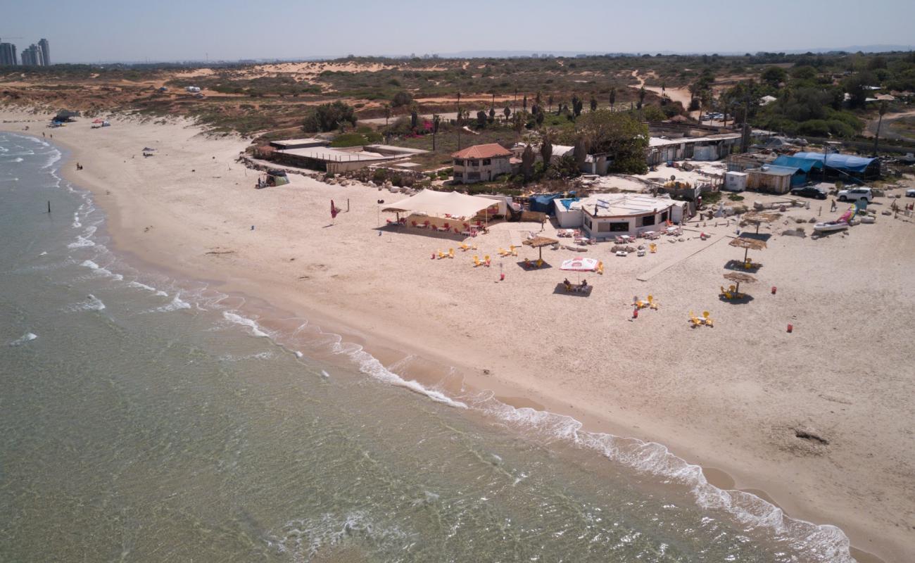 Photo de Mikhmoret beach avec sable lumineux de surface